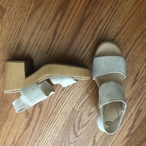 White linen wooden heel sandal